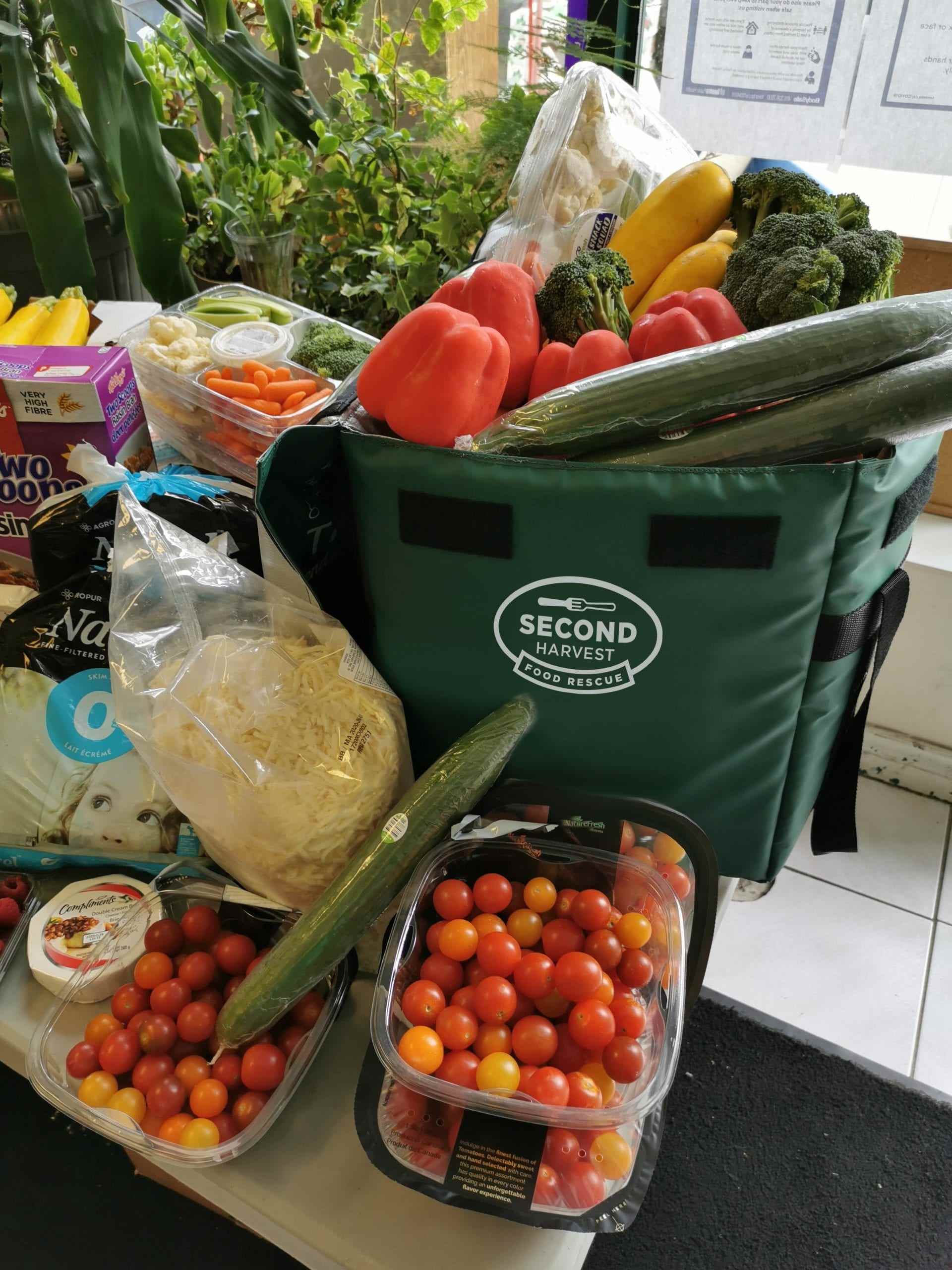 Aliments sur une table et dans un sac isotherme Second Harvest